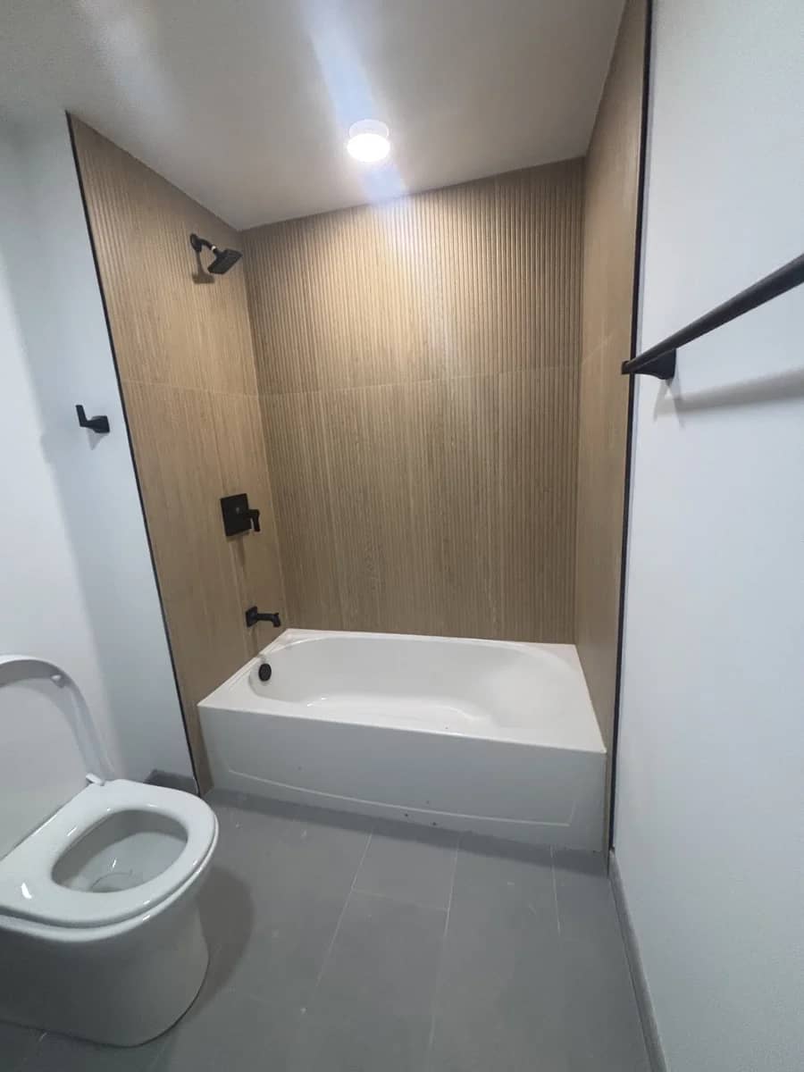 Aventura Quattro, photographed 22 January 2026: a finished bathroom — tub, tile surround and fixtures.